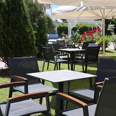 Jenny, Отель 3*