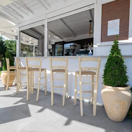 Jenny, Отель Сиври