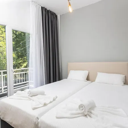 Hotel Jenny, Siviri