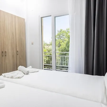 Hotel Jenny, Siviri