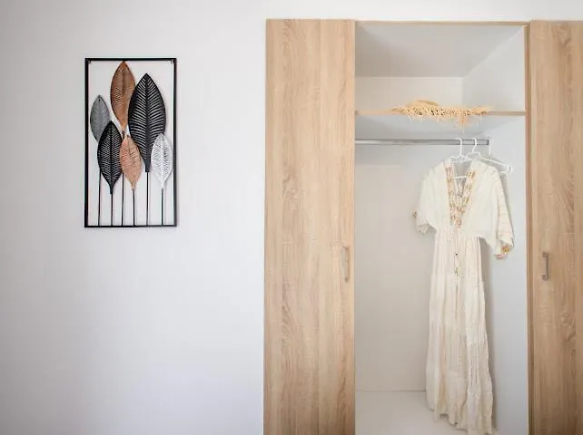 Jenny, Ξενοδοχείο